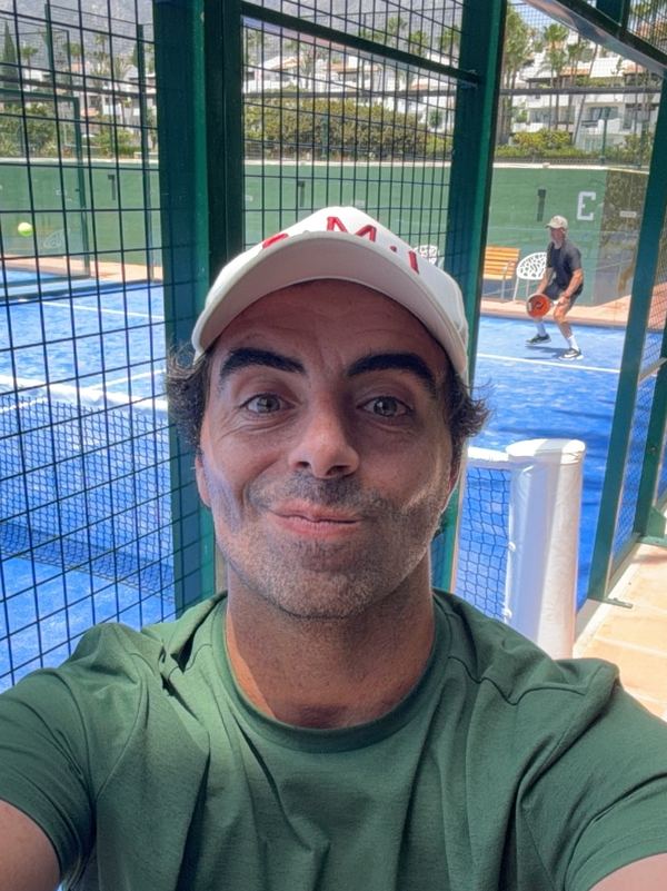Santi on court between games